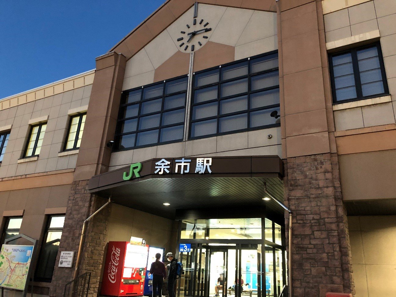 函館本線「長万部-小樽」間の廃線に伴い廃止予定の余市駅。小樽駅までの区間は1日あたりの輸送密度が2,000人を超えている。近年ではインバウンド需要もあり、混雑で乗車できない場合も。