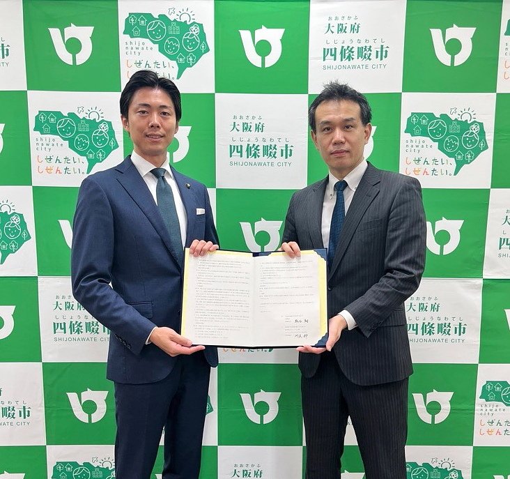 写真：四條畷市役所で行われた締結式「四條畷市とパブリックタレントモビリティ株式会社との連携に関する協定」 （左：四條畷市　銭谷 翔 市長、右：パブリックタレントモビリティ株式会社　代表取締役 川人 伸）